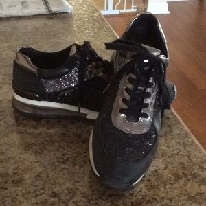 Athletic shoes